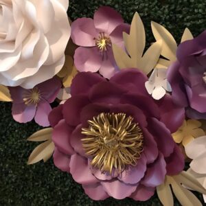 decorar mesa de pastel con flores de papel gigantes