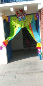 decoracion para el dia de niño entrada a la escuela