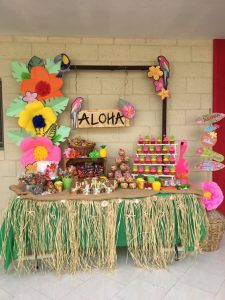 mesa de dulces para fiesta hawaiana