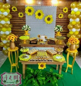 Decoracion mesa del pastel para fiesta de XV con tema de girasoles