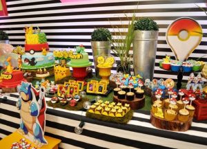 mesa de dulces para fiesta tematica de pokemon