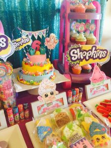 mesa de dulces para fiesta tematica de shopkins