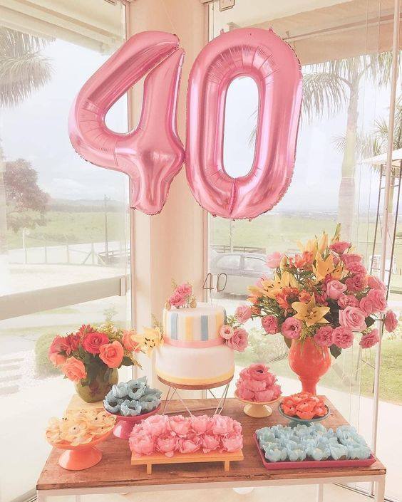 Como decorar la mesa del pastel en una Fiesta de 40 para mujeres