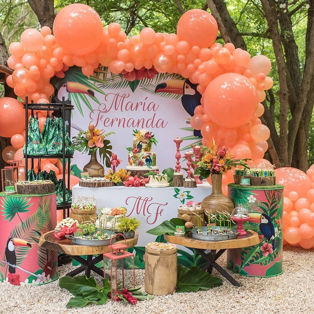 decoracion de fiestas para verano 2019 con globos en color coral