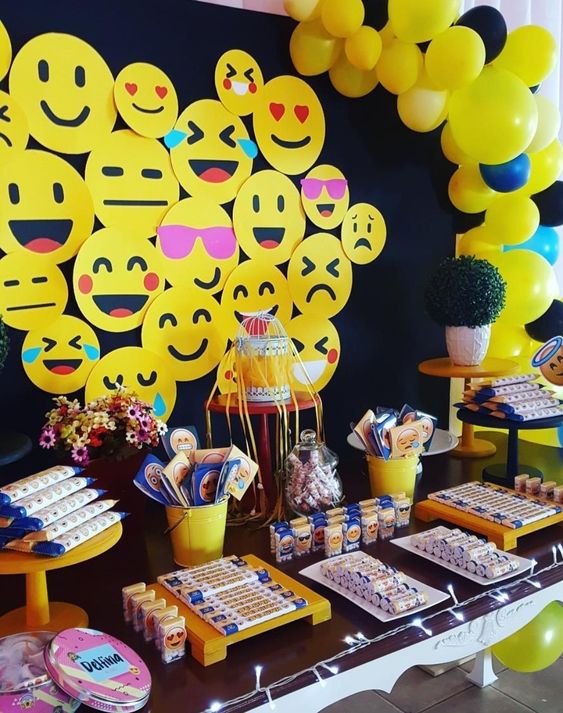 Decoracion mesa principal para Fiestas tematicas de Emoji