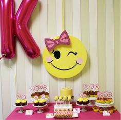 Mesa de dulces para Fiestas tematicas de Emoji