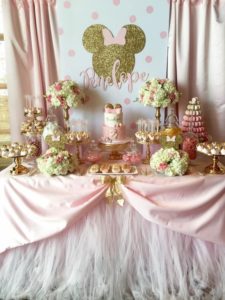 Mesa del pastel minnie princesa dorada