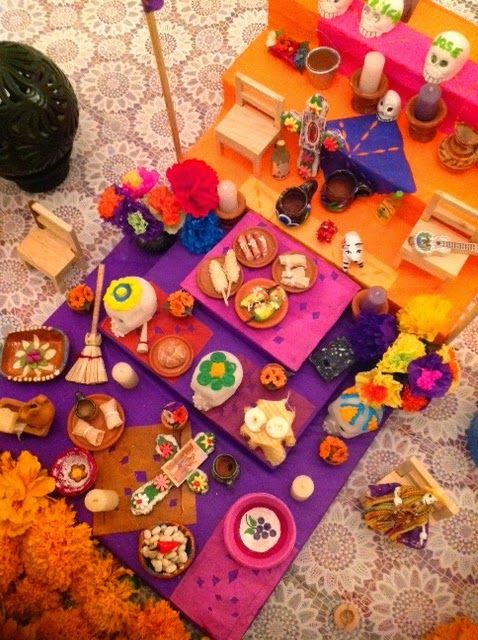 integra alimentos y dulces a la decoracion del altar