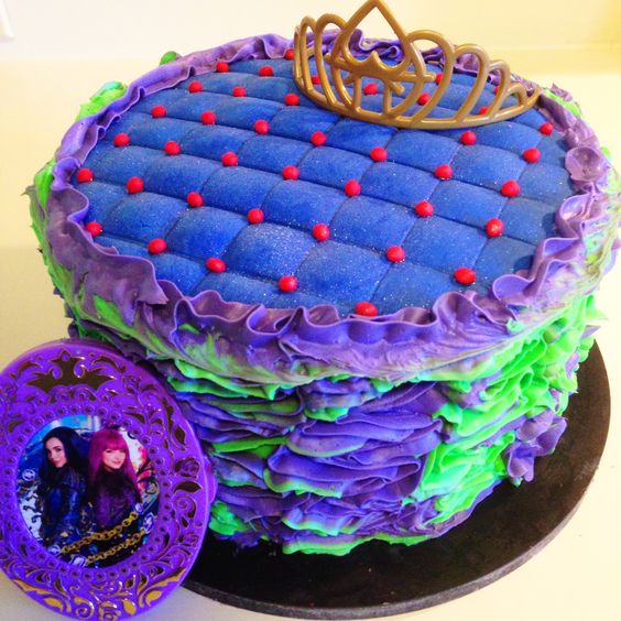 torta de cumpleaños tematica decendientes de un piso