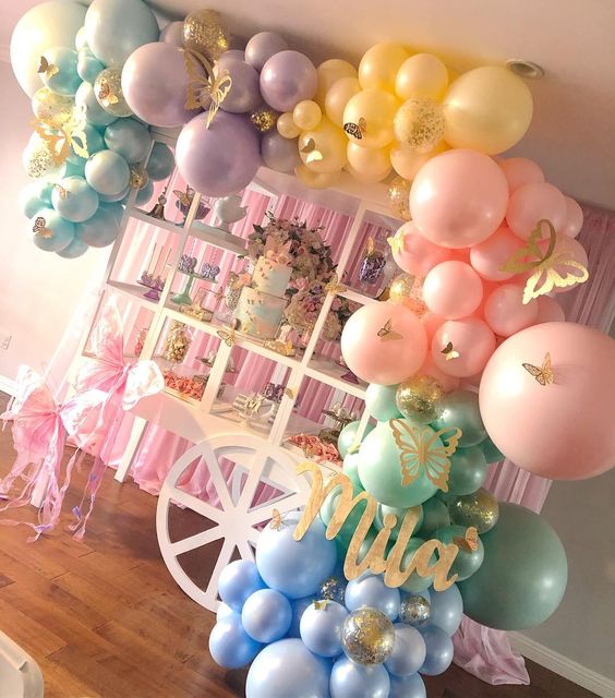 como decorar una fiesta de mariposas con globos