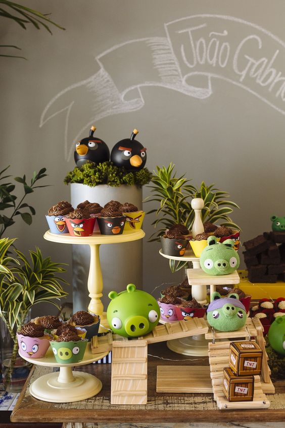 mesa de dulces para un cumpleaños de angry birds