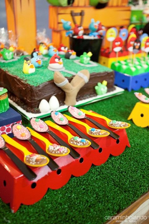 mesa de dulces para un cumpleaños de angry birds