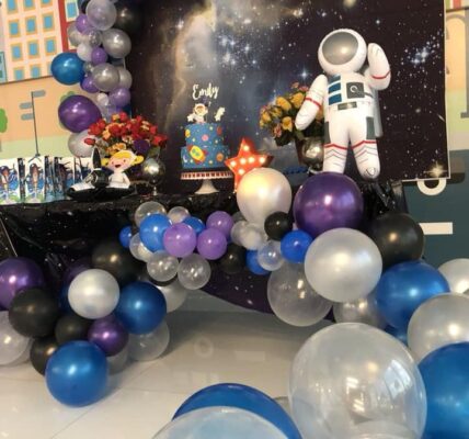 Decoracion con globos para fiesta temática de astronauta