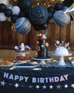 Decoracion con globos para fiesta temática de astronauta