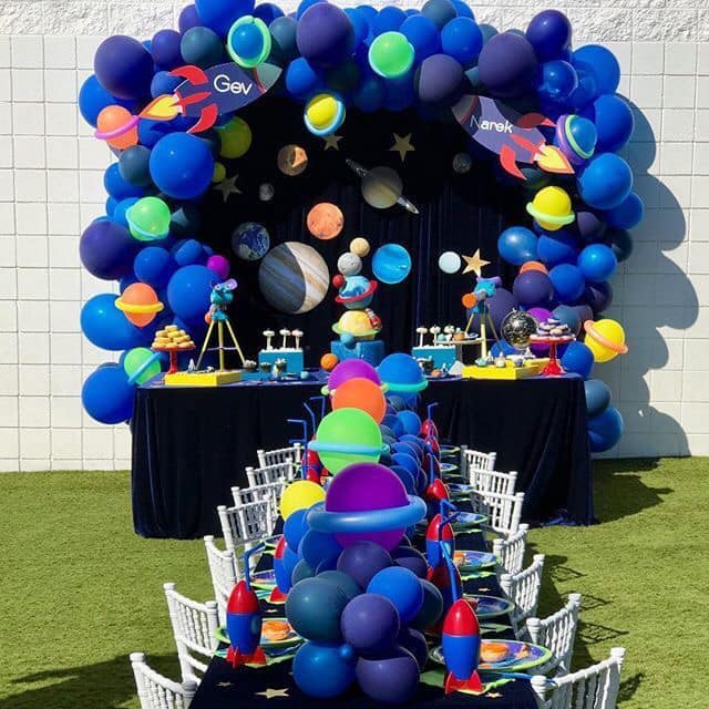 Decoracion con globos para fiesta temática de astronauta 