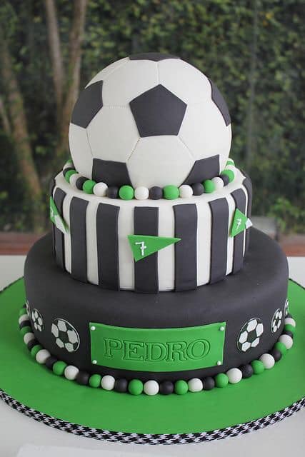 Diseño de pasteles para fiesta de futbol 