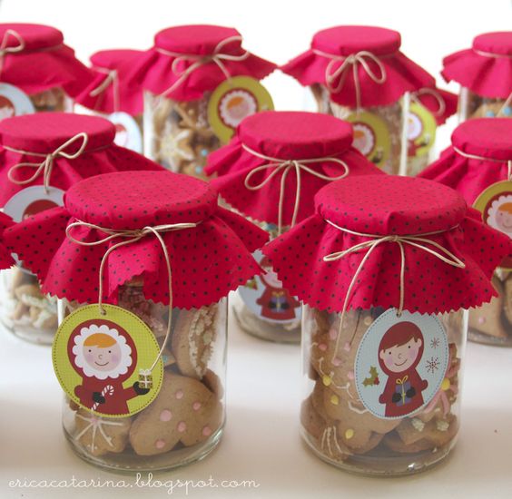 prepara regalos con dulces adentro para los invitados en una fiesta de navidad