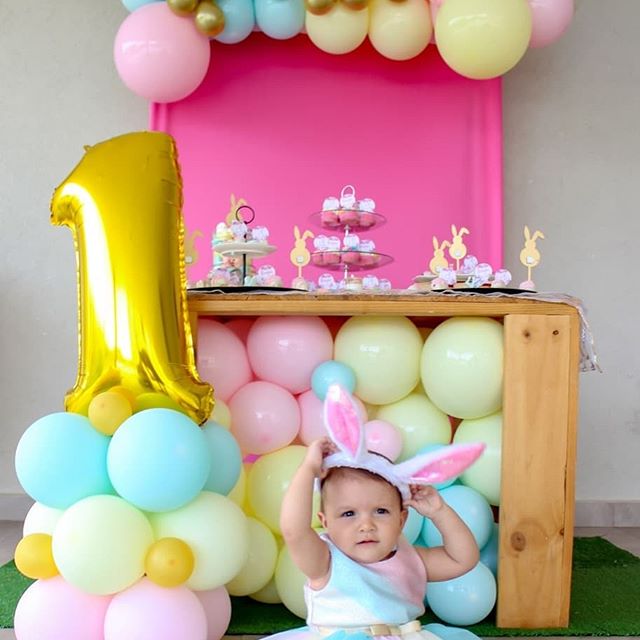 decoracion con globos para cumpleaños de conejos
