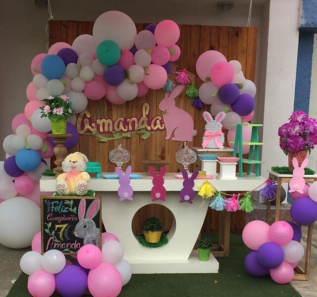 decoracion con globos para cumpleaños de conejos