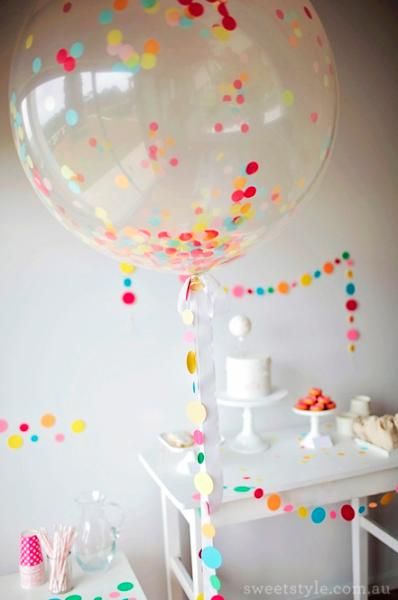 decoracion con globos para cumpleaños de confeti