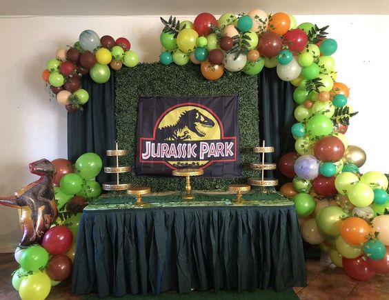 decoracion con globos para cumpleanos de fiesta de jurassic world dinosaurios