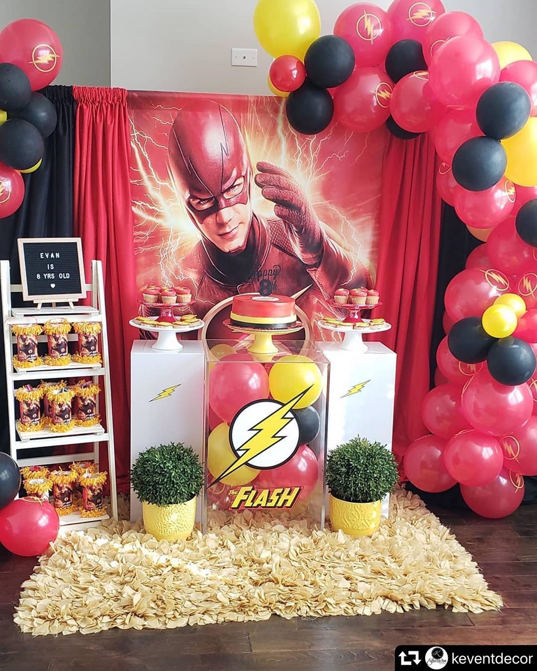 decoracion con globos para cumpleaños de flash