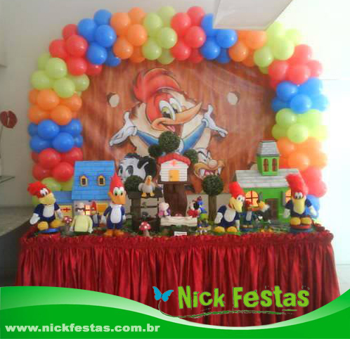 decoracion con globos para cumpleaños de pajaro loco