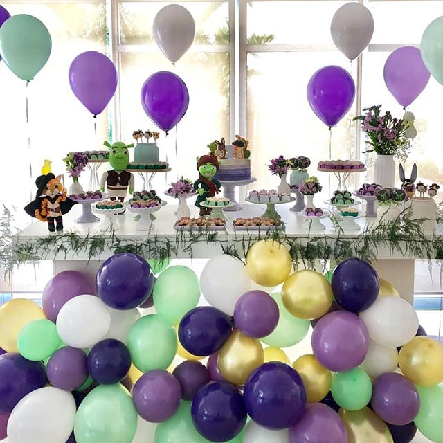 decoracion con globos para cumpleaños de shrek