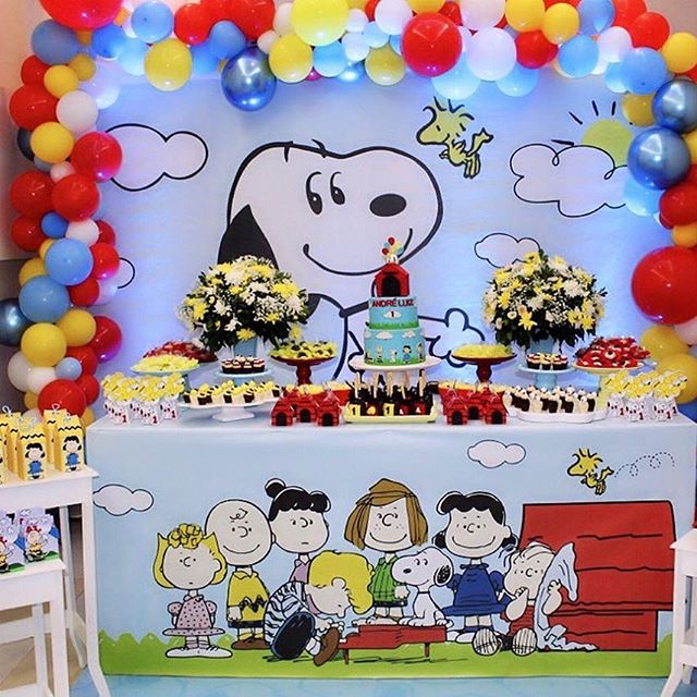 decoracion con globos para cumpleaños de snoopy