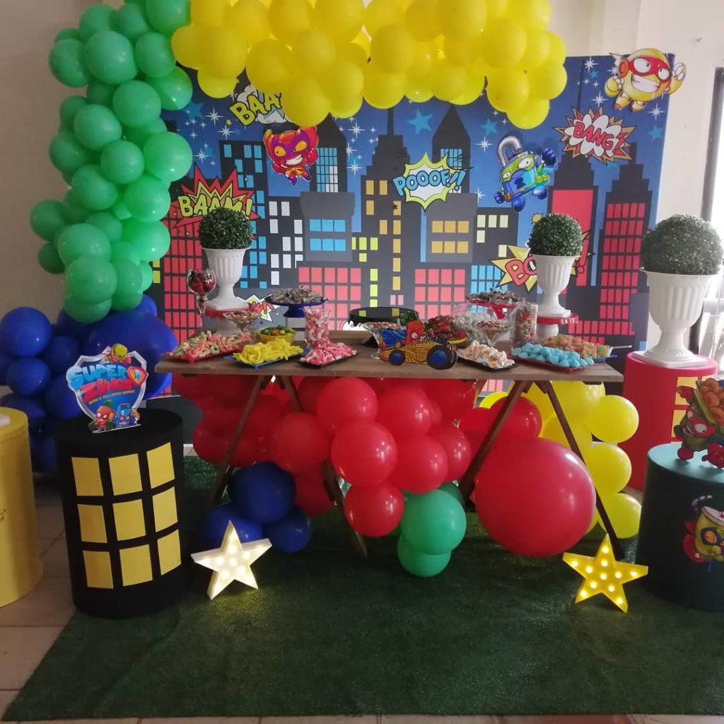 ideas para decorar la mesa del pastel en cumpleaños de super zings