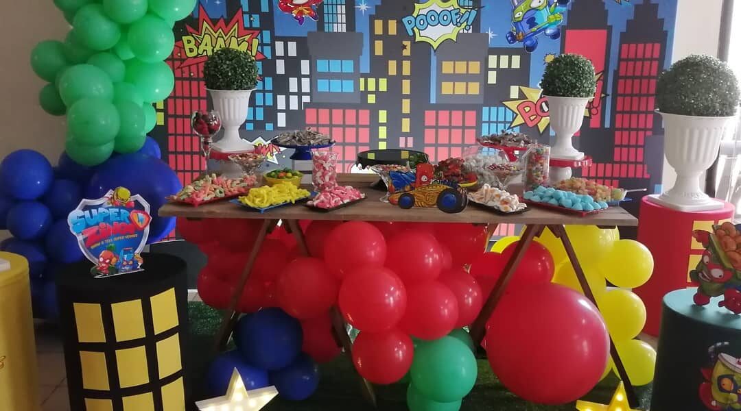ideas para decorar la mesa del pastel en cumpleaños de super zings