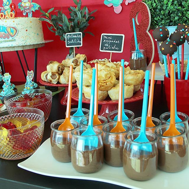 mesa de dulces para cumpleaños de super zings