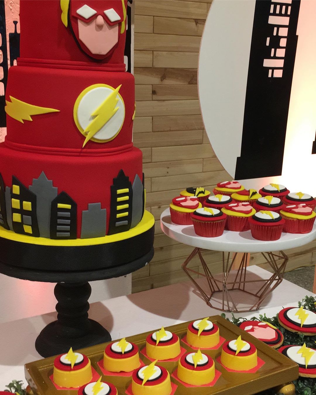 mesa de dulces para fiesta de flash