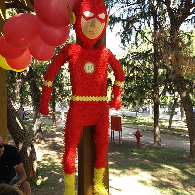 piñata para un cumpleaños de flash