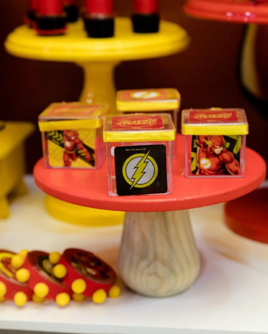 mesa de dulces para fiesta de flash