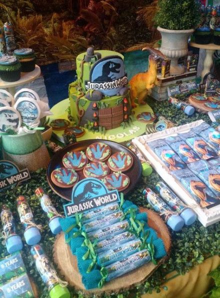 mesa de dulces para fiesta de jurassic world dinosaurios