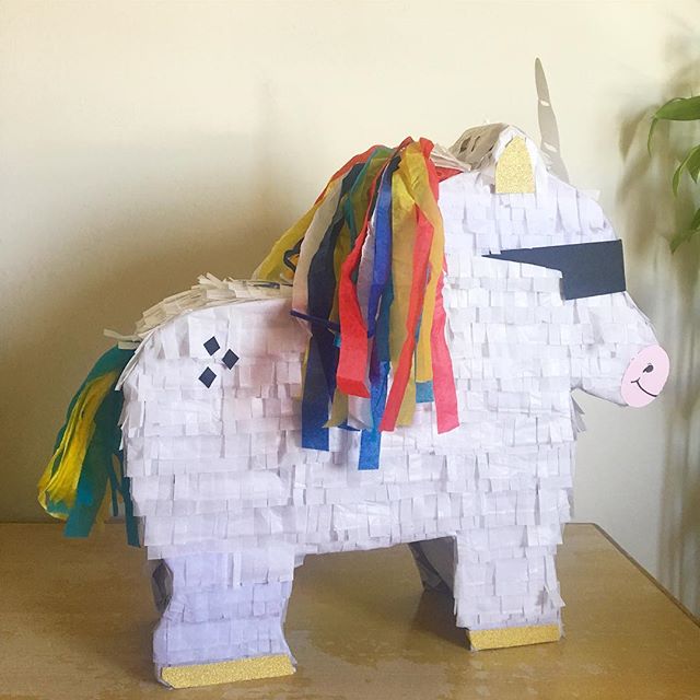piñata para un cumpleaños de unicornio de niño