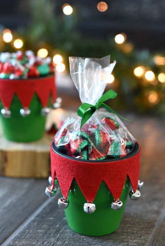 prepara regalos con dulces adentro para los invitados en una fiesta de navidad