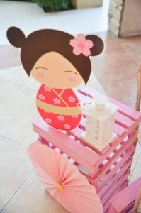 Centros de mesa para un cumpleaños de muñecas Kokeshi