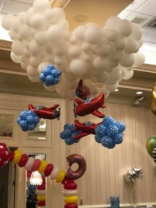 Decoración con globos para cumpleaños de Viajes