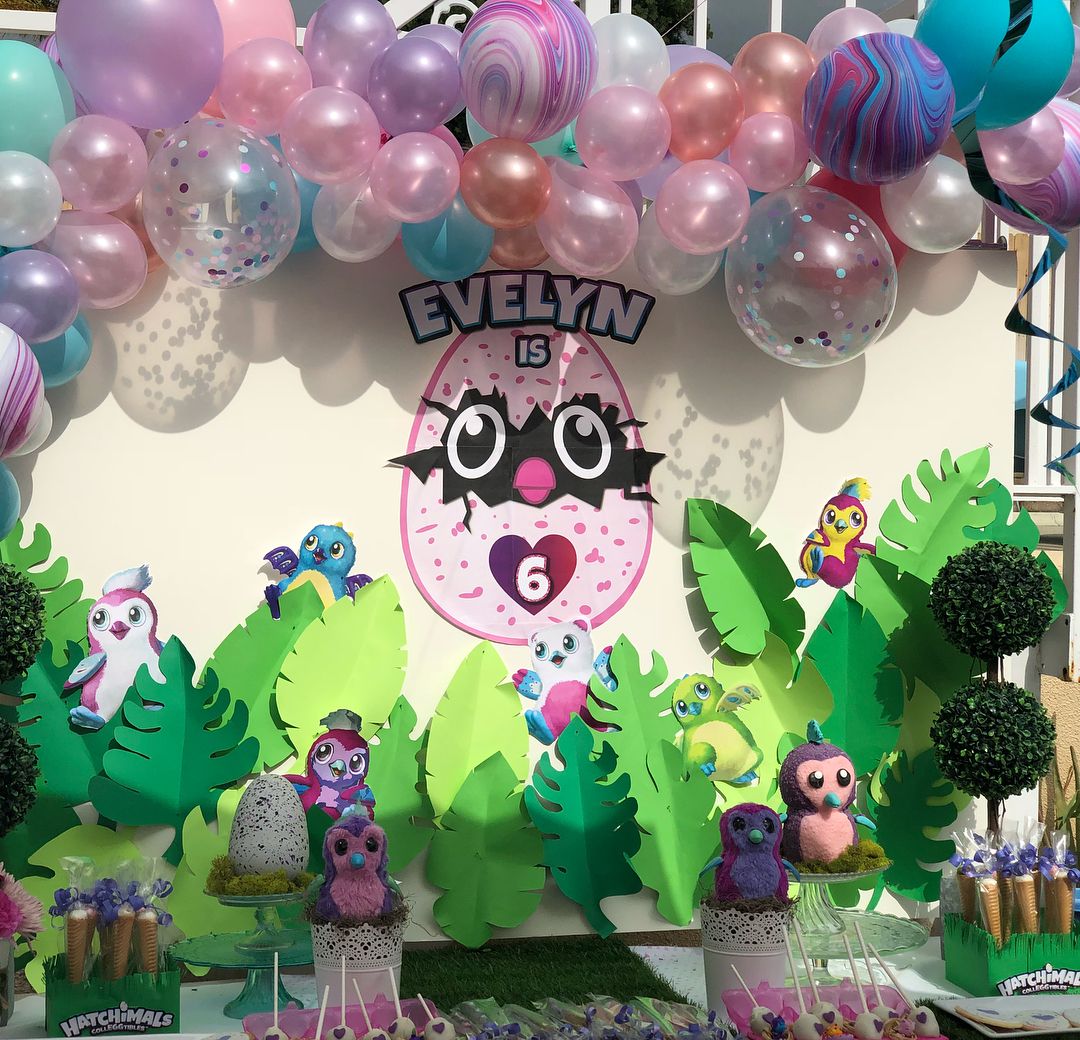 Decoración con globos para cumpleaños de hatchimals