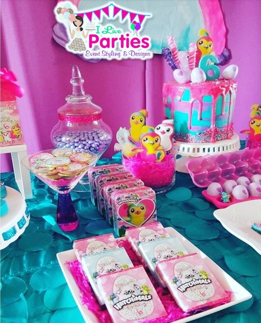 Mesa de dulces para fiesta temática infantil de hatchimals