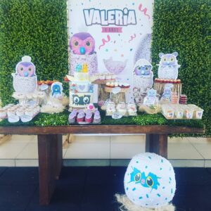 Mesa de dulces para fiesta de hatchimals