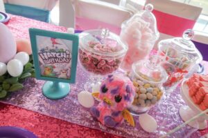 Mesa de dulces para fiesta de hatchimals