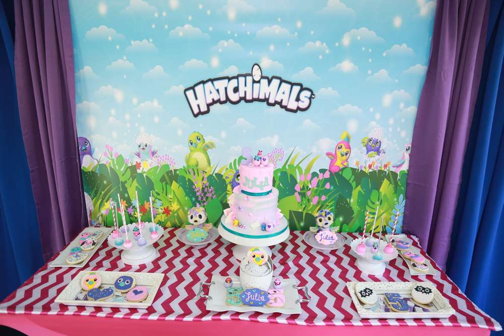 Mesa de dulces para fiesta temática infantil de hatchimals
