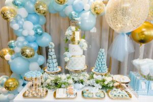 Decoración con globos para baby shower y bautizos color azul y dorado