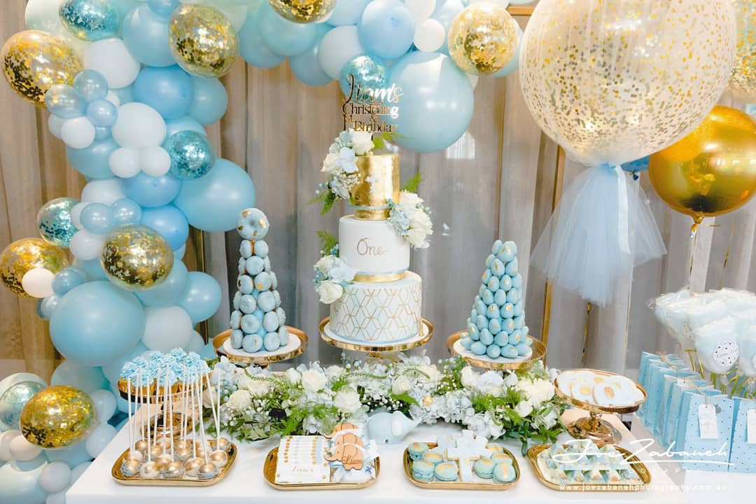Decoración con globos para baby shower color azul y dorado