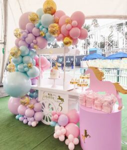 Decoración con globos para baby shower y bautizos colores pastel