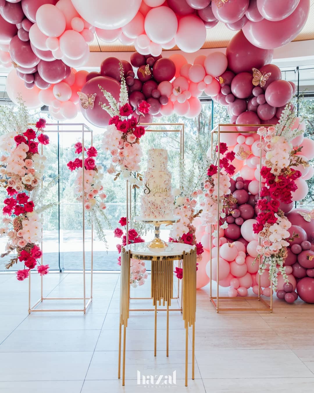Decoración de fiestas elegantes con globos y rosas