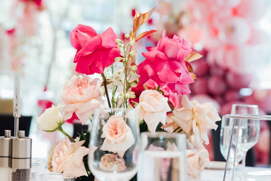 Decoración de fiestas elegantes con globos y rosas